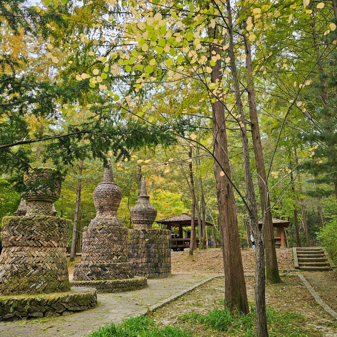 한밭수목원 내 돌탑들 사진