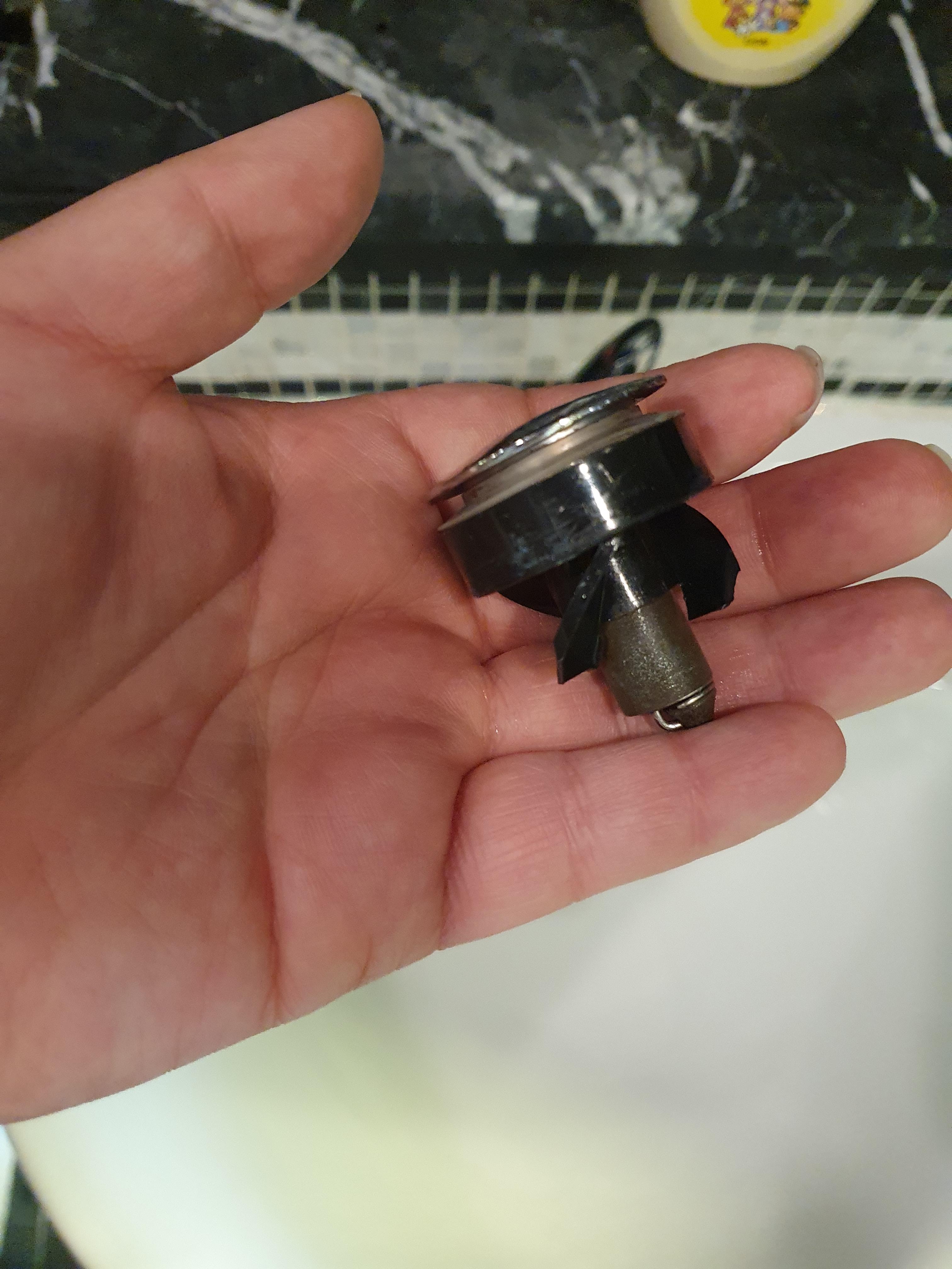 고장난 세면대 마개 새 마개로 교체!