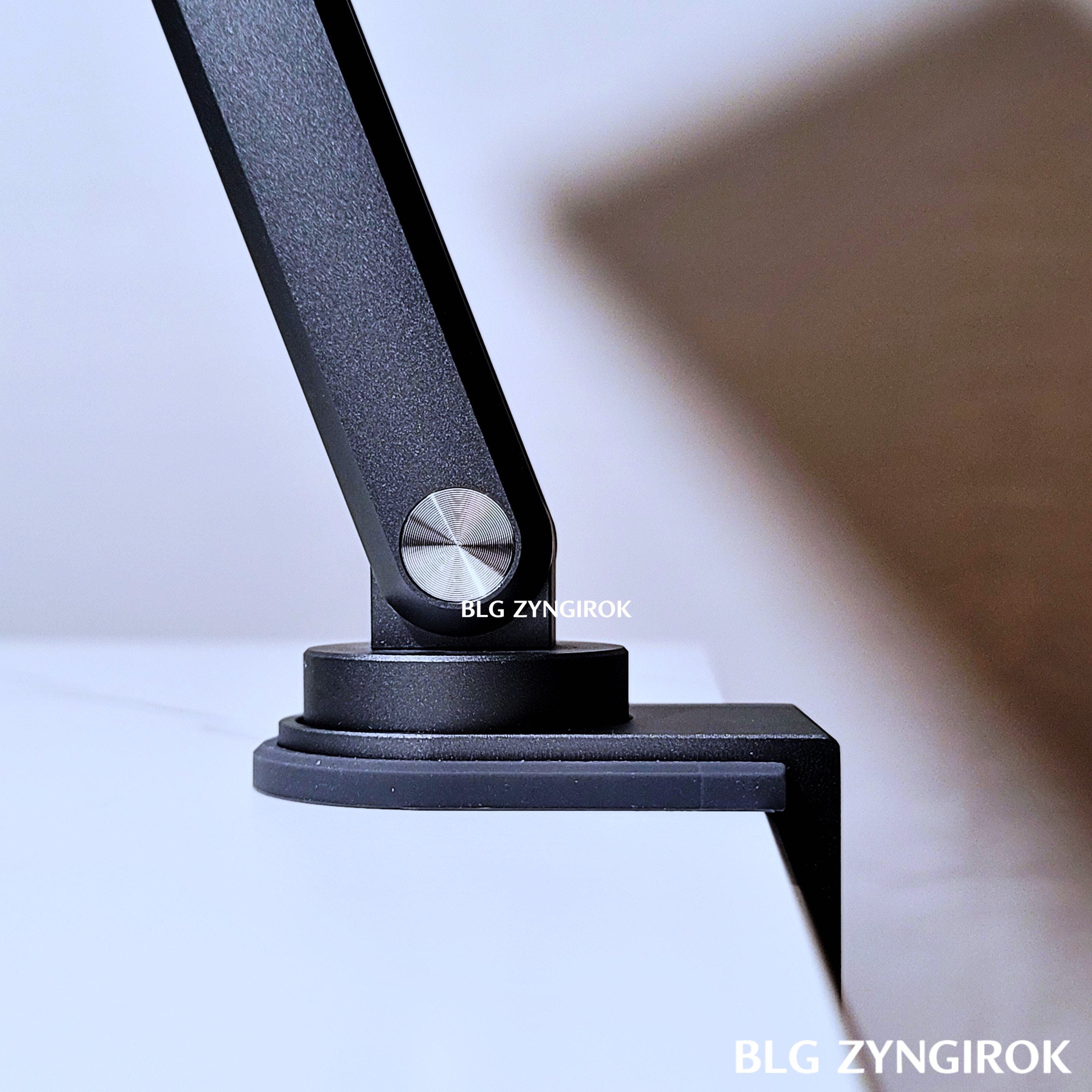 마그네틱 마운트 받침대 암이 앞쪽으로 기울어져 있다.