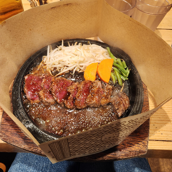 안심과 야채들 그리고 소스가 뿌려진 안심 스테이크