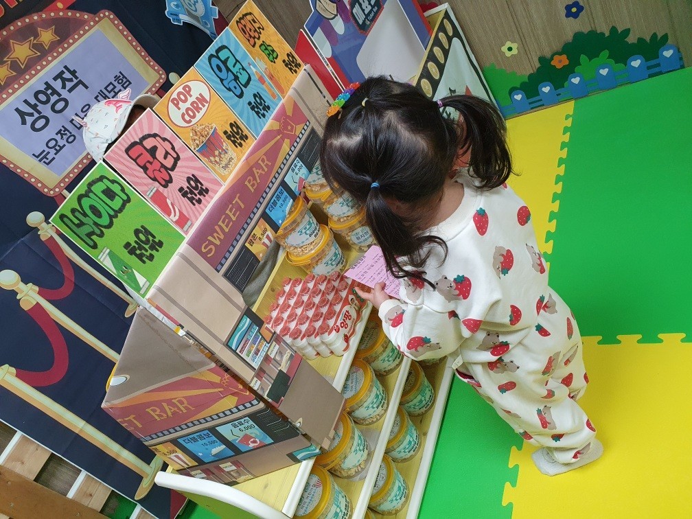 팝콘을 사는 아이