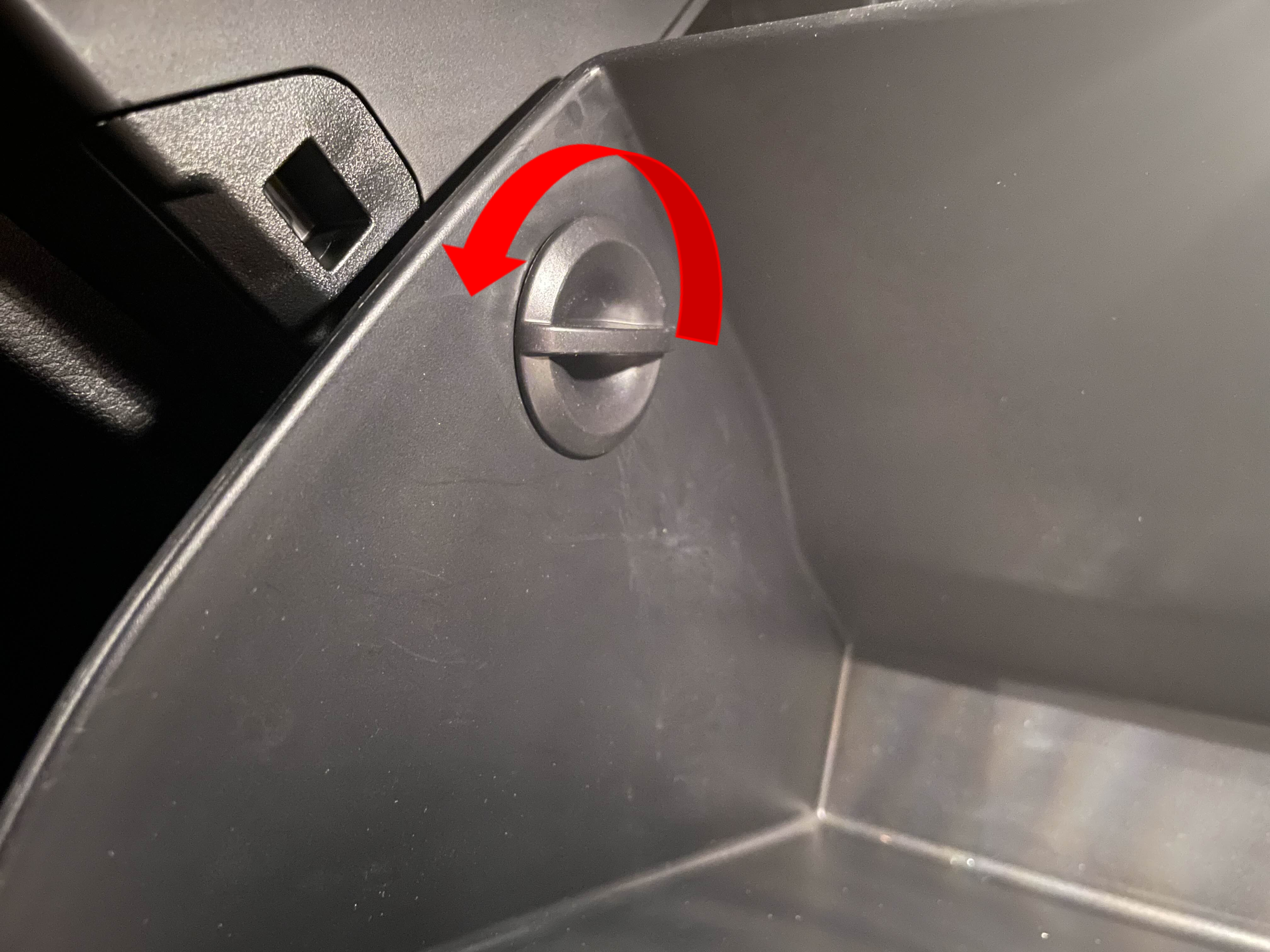 스포티지QL 에어필터 교체 방법 STEP2 반시계방향으로 고정클림 해제