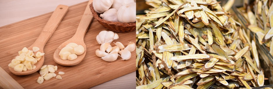 왼쪽 사진은 나무 도마 위에 나무 소쿠리에 통마늘을 담아 놓고&#44; 그 옆에는 2개의 숟가락에 깐마늘과 편마늘을 각각 담아 놓았고&#44; 바닥에는 마늘을 까놓은 것을 두었고&#44; 오른쪽 사진에는 감초를 편으로 잘라서 수북하게 쌓아 놓은 사진