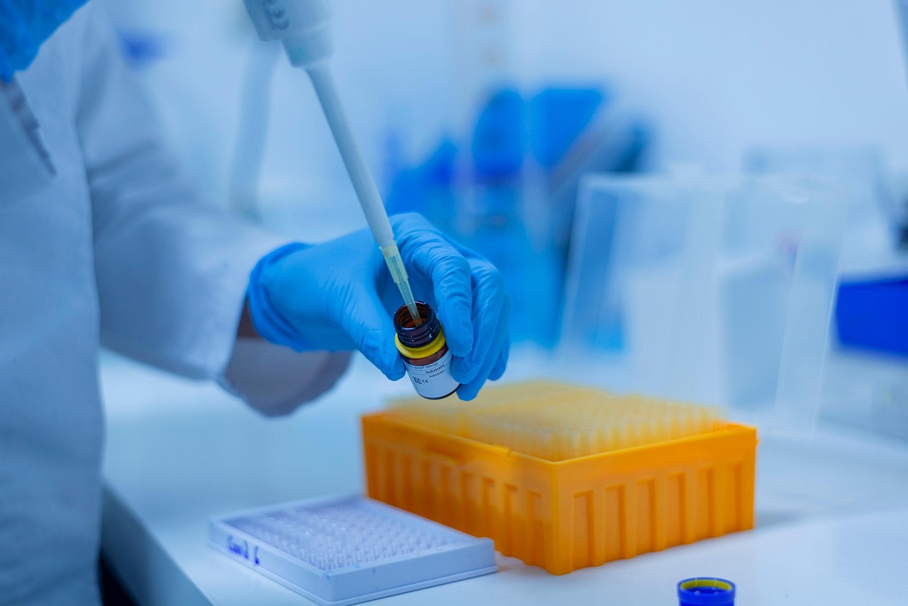 연구실에서 실험하는 연구원