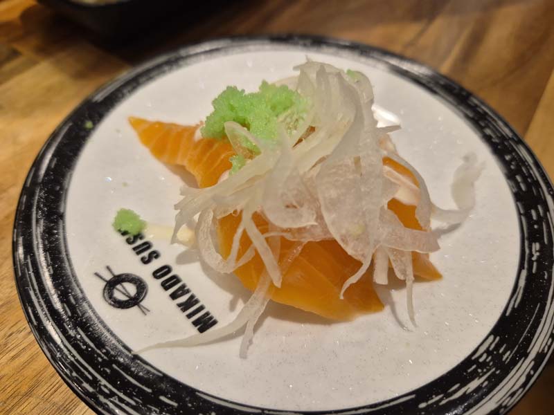 호치민맛집_회전초밥 전문점_미카도스시_7군크레센몰점_연어초밥양파