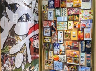 도시락 포장 종이가 벽면에 장식되어 있다.