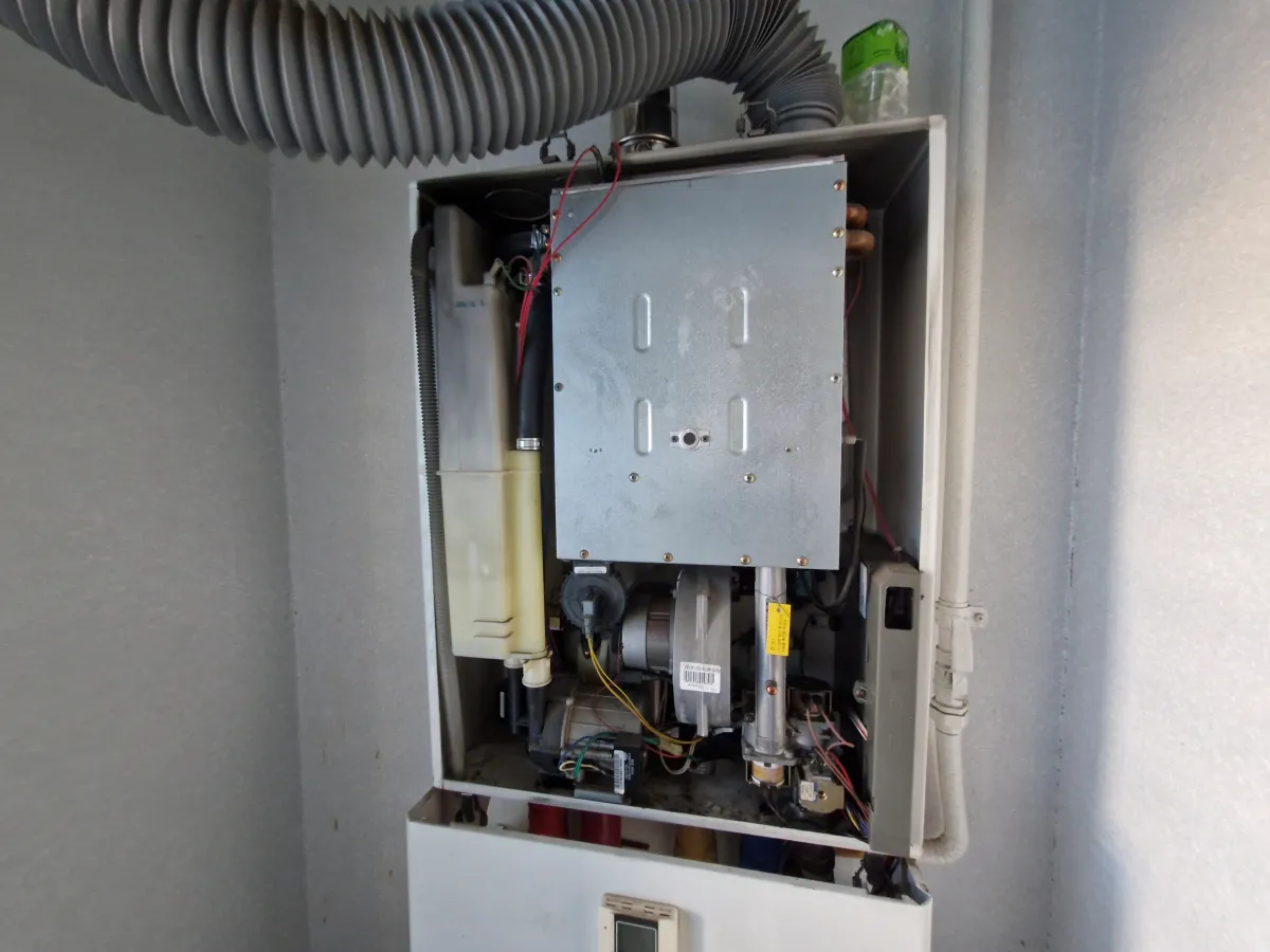 보일러-덮개를-열어서-내부가-보이는-모습