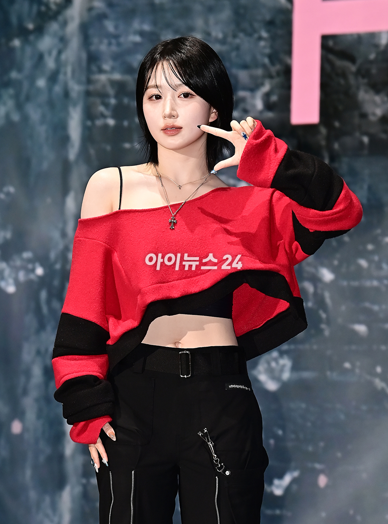 걸그룹 엔믹스 해원이 15일 오후 서울 송파구 소피텔 앰배서더 서울 호텔에서 새 미니 앨범 &#39;Fe3O4: BREAK&#39;(에프이쓰리오포: 브레이크)를 발매 기념 쇼케이스에서 기념촬영을 하고 있다. [사진=곽영래 기자]