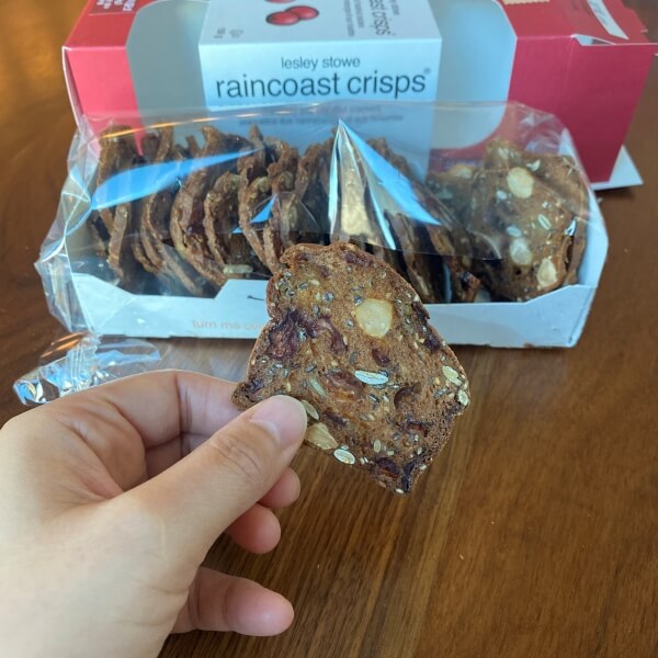 한 손으로 과자를 들고 있습니다.