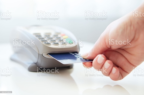 신용카드 결제기에 결제하고 있는 모습의 사진