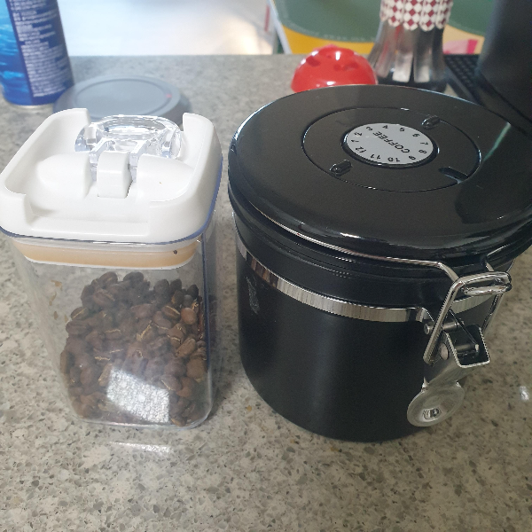 왼쪽 다이소 양념통 오른쪽 아로마 밸브 용기