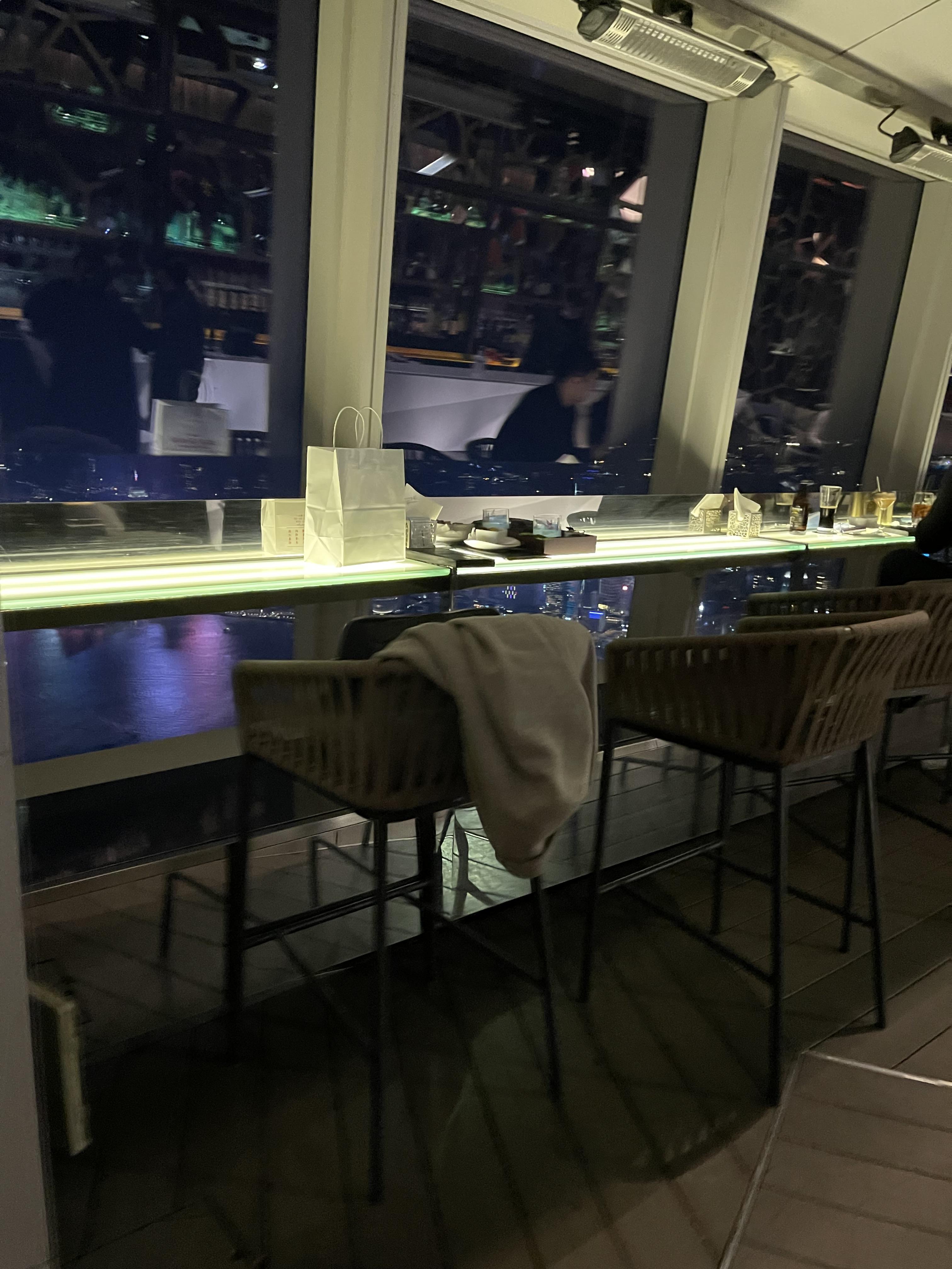 OZONE Bar 창가석