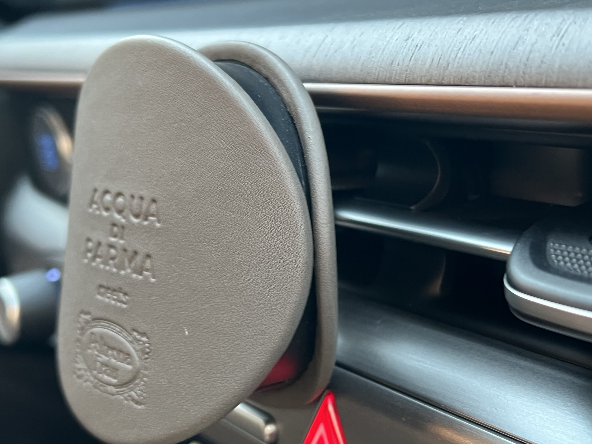 아쿠아디파르마-차량용방향제-그랜저-설치