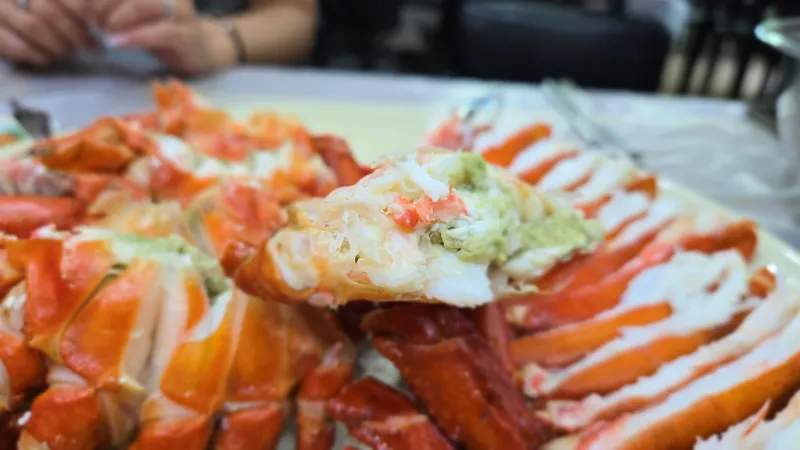 잘 장만된 대게를 먹고 있는 모습