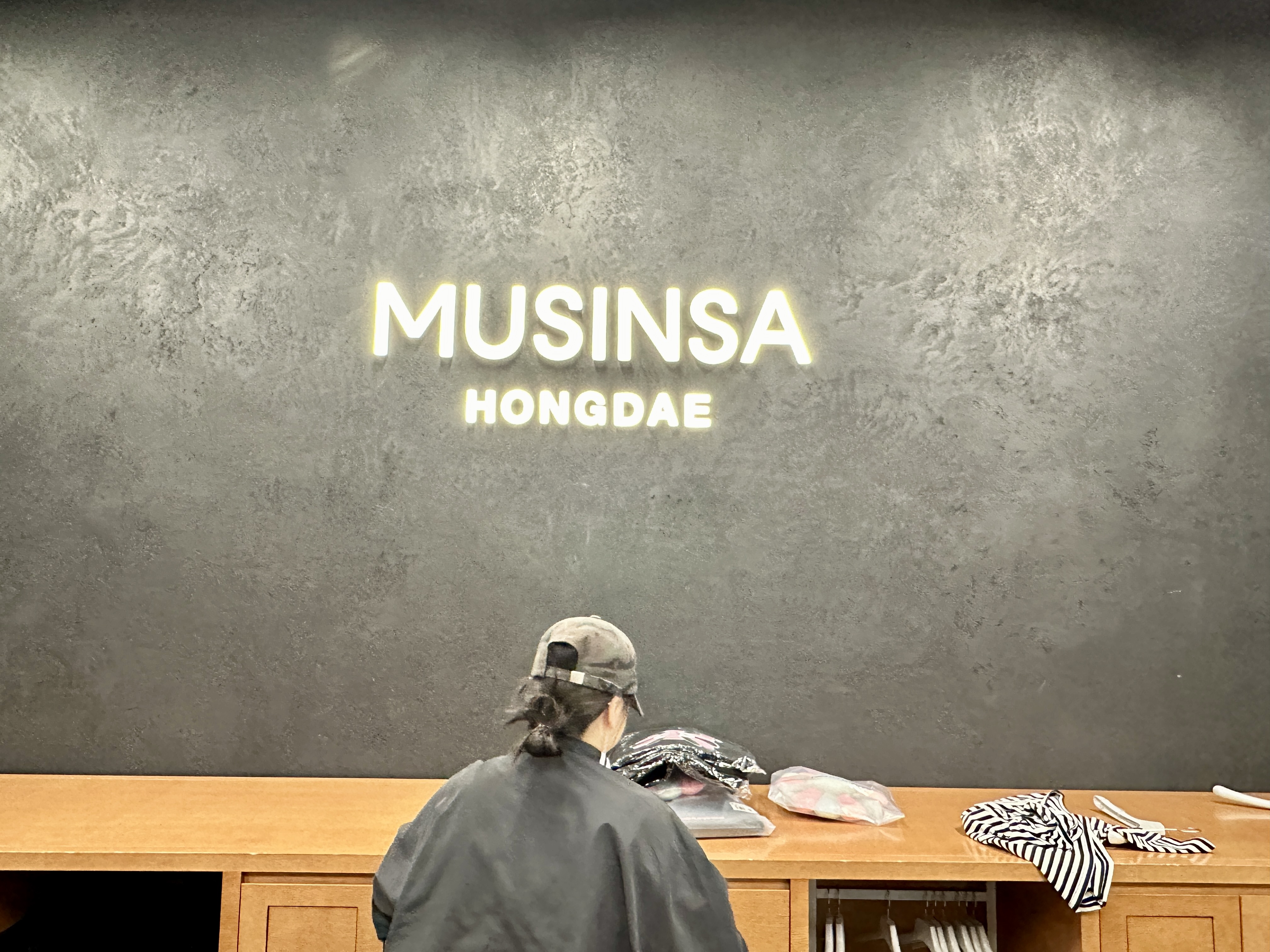 무신사 홍대점 계산 카운터