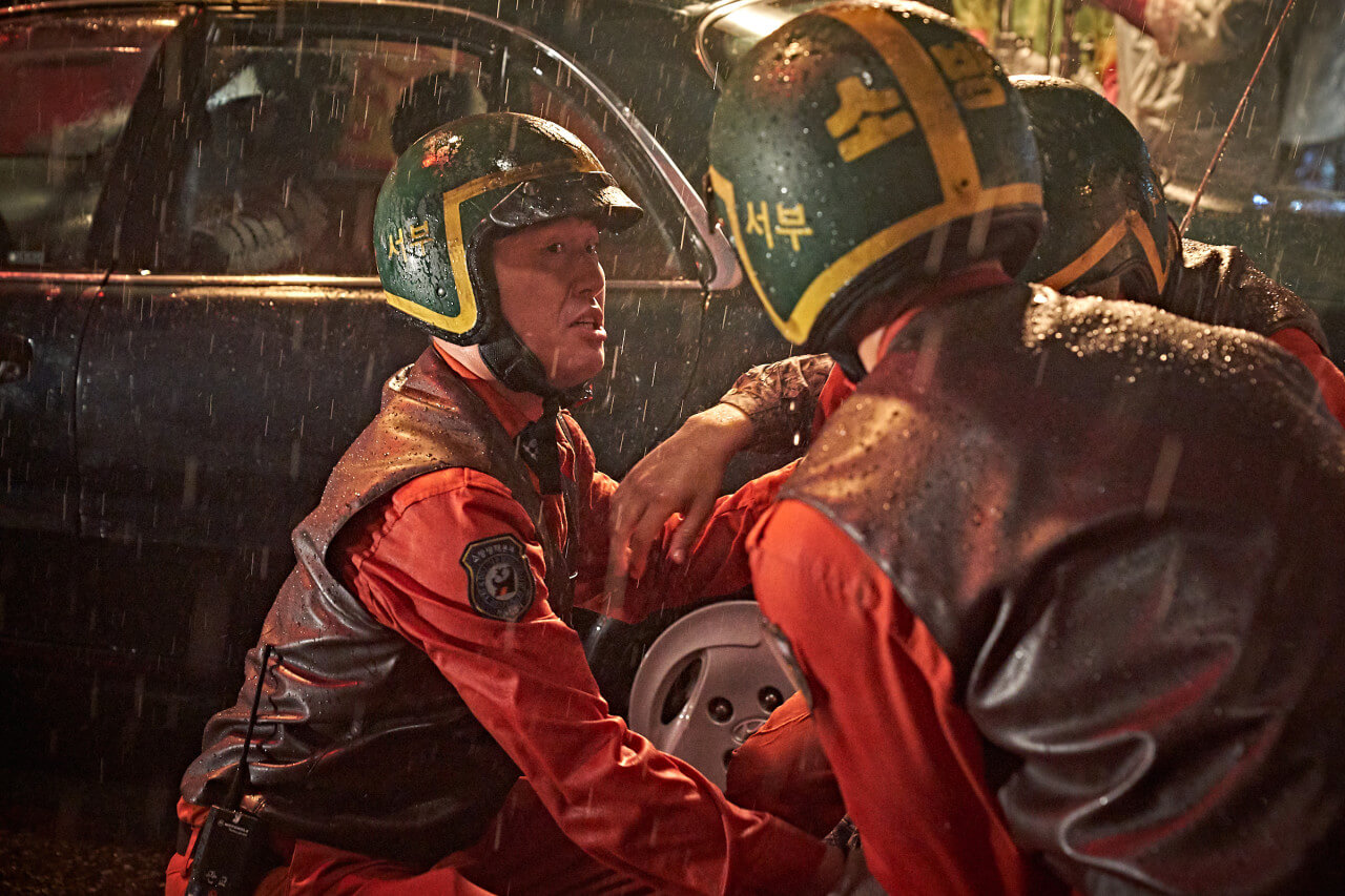 비오는 날 화재 현장에서 일하고 있는 용태