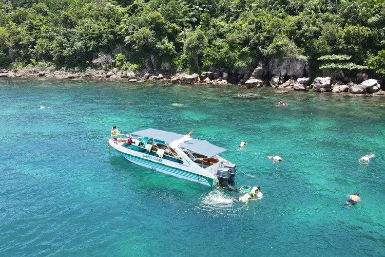 관광객들이 푸꾸옥 메이롯 섬에서 스노쿨링 하는 장면