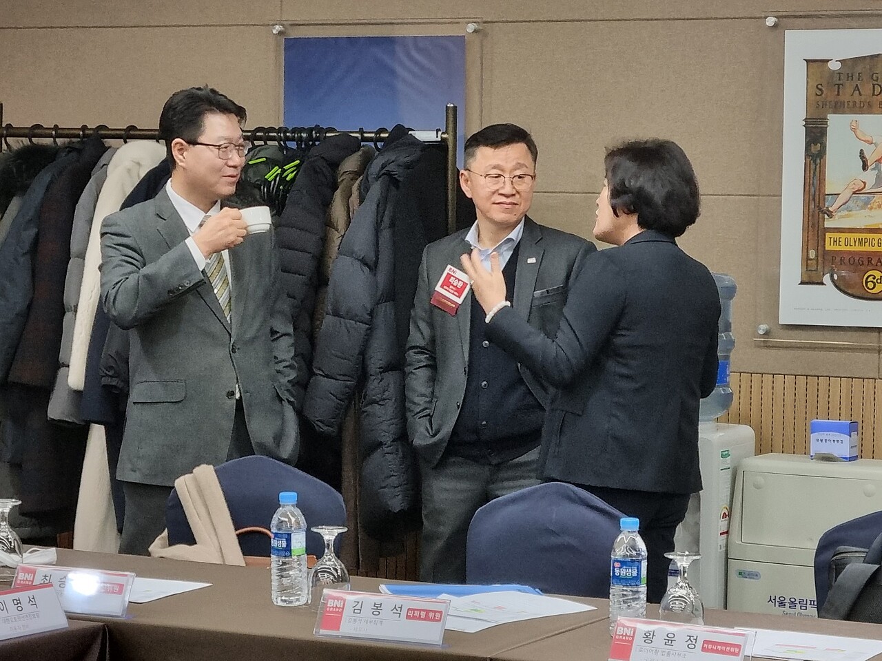 비엔아이 그랜드챕터 김현수 엠베서더님과 최승환법무사 싱크닥터의 이현숙 대표가 커피를 마시며 인사를 나누고 있습니다.