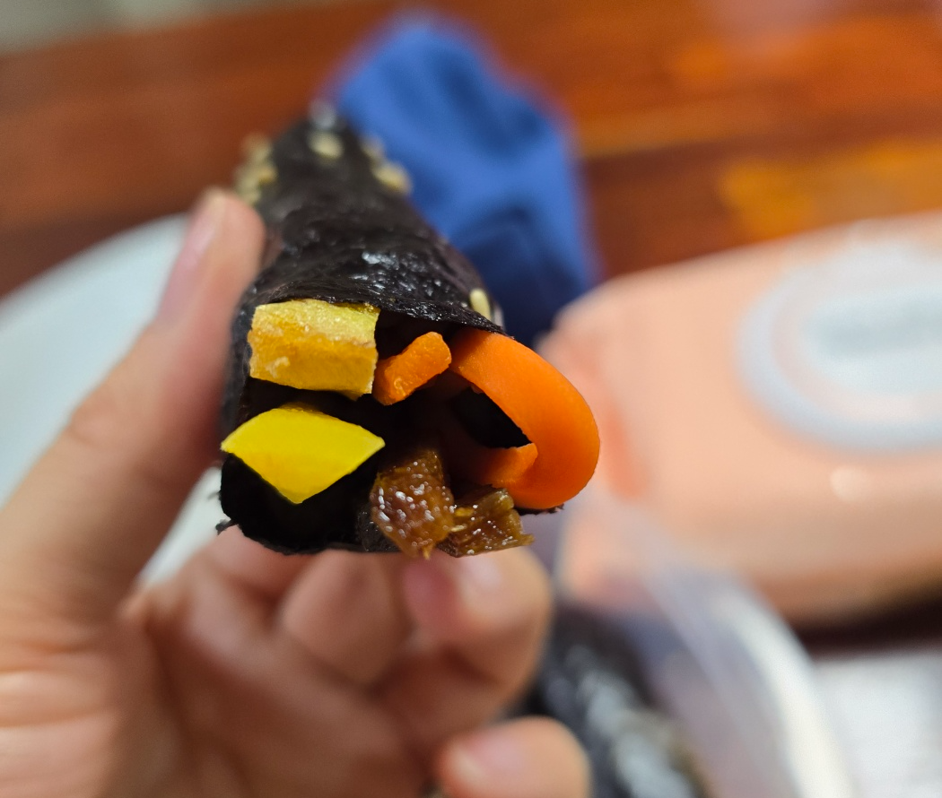 당근 계란 우엉 단무지가 알차게 들어가 있는 꼬마김밥