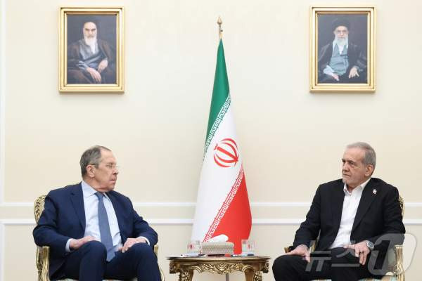 이란 외무 예방 결과 분석: 오만 술탄과 호르무즈 해협 안전 및 종전 협상 전격 논의