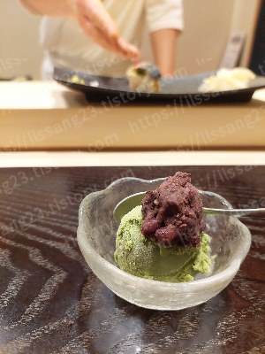 오마카세-스시-셰프가-음식을-권하는-장면-사진