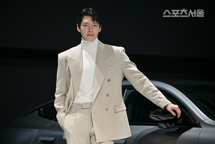 김우빈 2026 폴스타 미디어데이 전신 사진