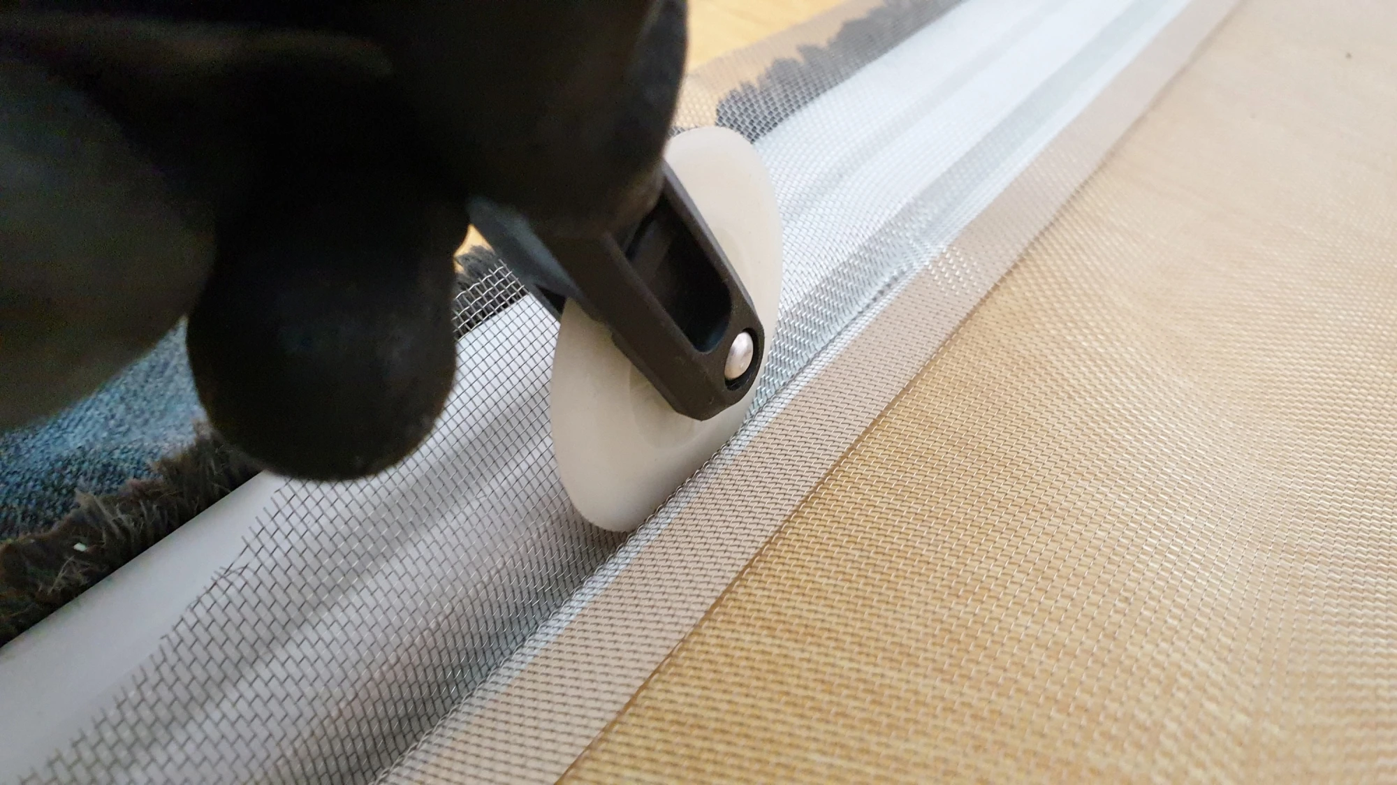 방충망 끼우는 모습