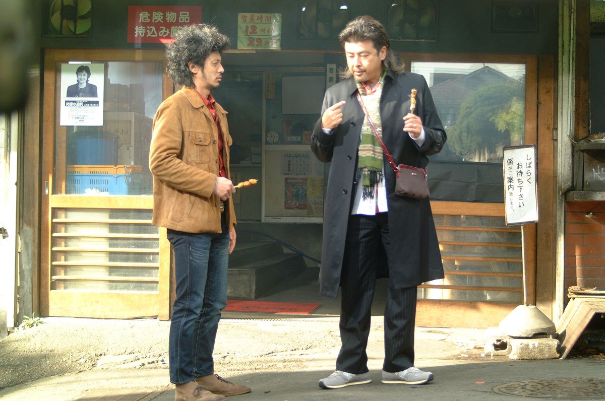 영화 텐텐(Adrift in Tokyo, 2007)에서 오다기리 조와 미우라 토모카즈가 도쿄 거리에서 함께 대화를 나누는 장면