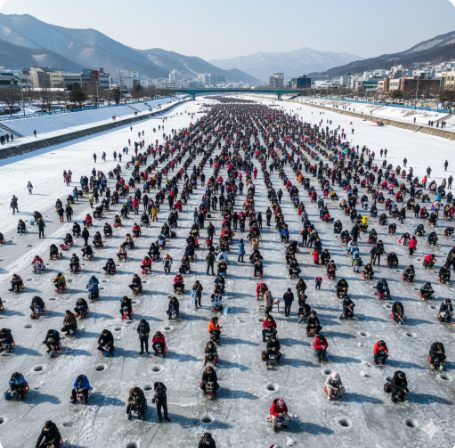 화천천 얼음 위에서 낚시하는 사람들로 가득 찬 축제 메인 전경