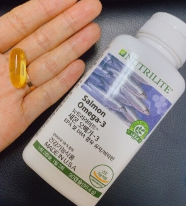 암웨이 오메가3 케이스와 캡슐 사진