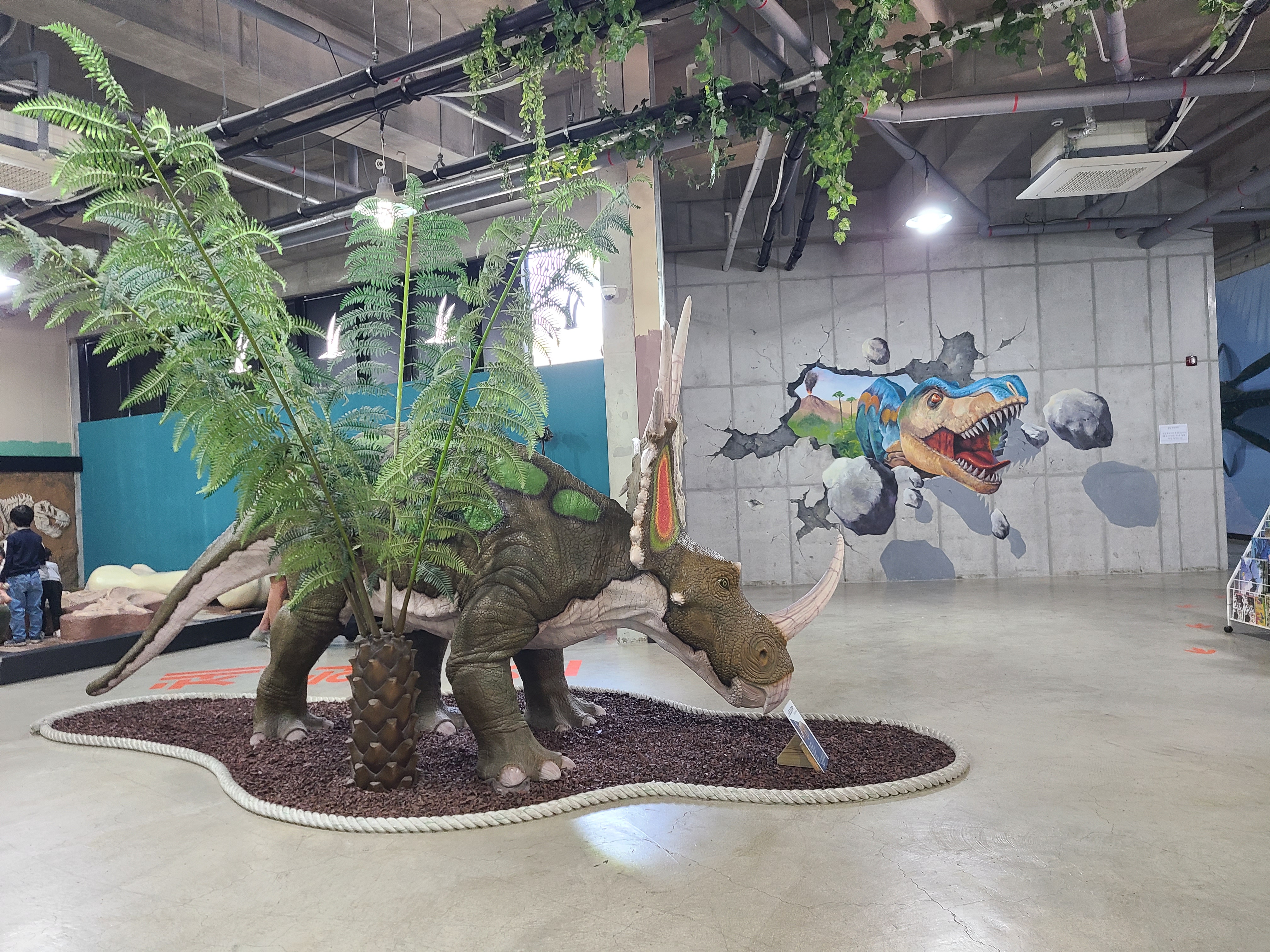 파주 공룡 박물관 1층 내부 트릭아트 벽면