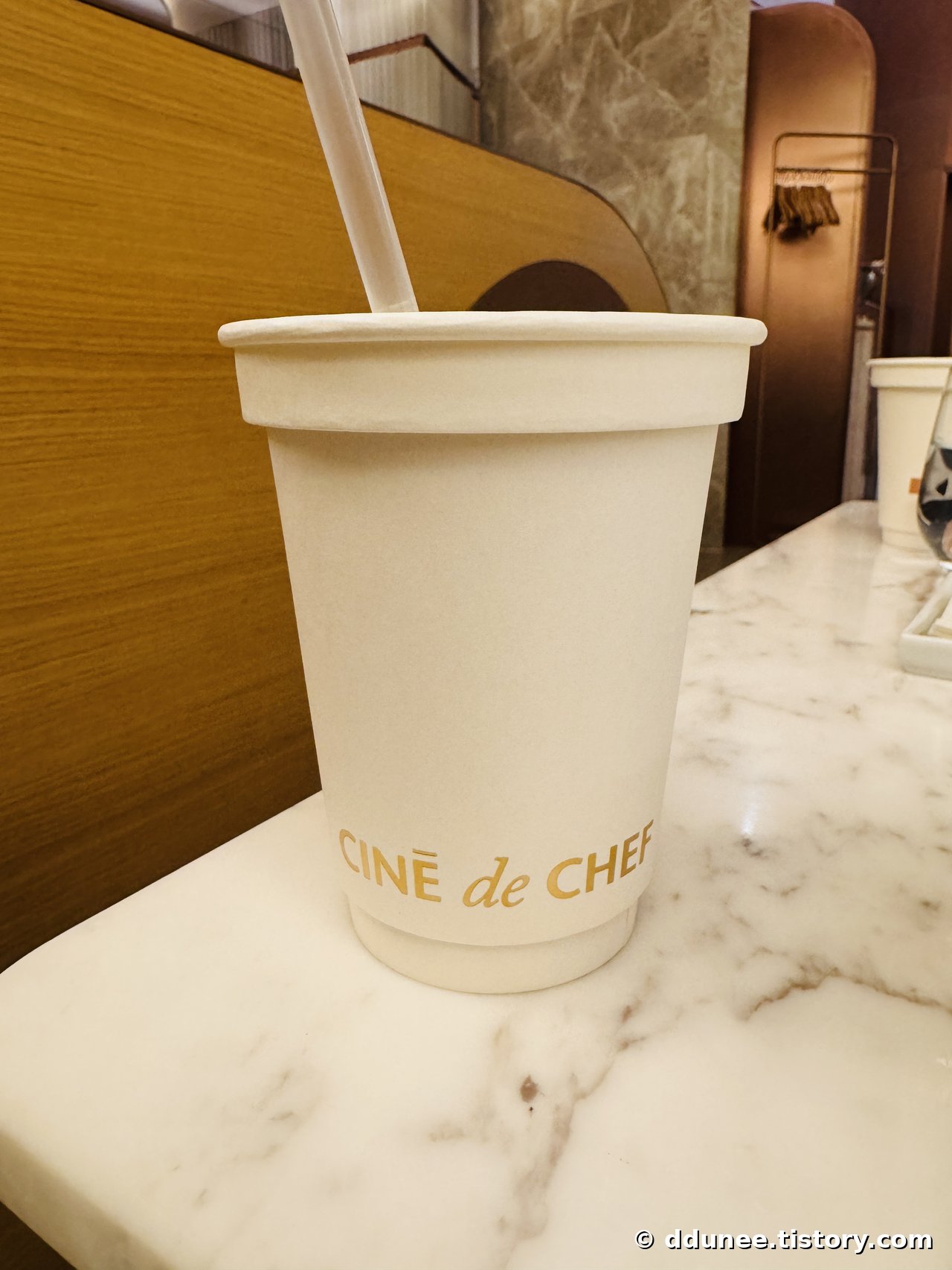 상영관에 들고 들어갈 수 있는 CIN&Eacute; de CHEF 로고 테이크아웃 음료 컵