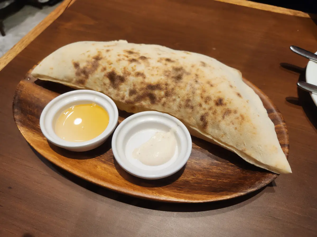 리미니-식전빵-화덕에-갓구워나오는-깔조네-꿀과-소스