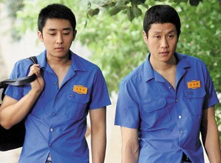 영화 바람 속 남자 주인공이 하계 교복을 입고 친구와 있는 모습