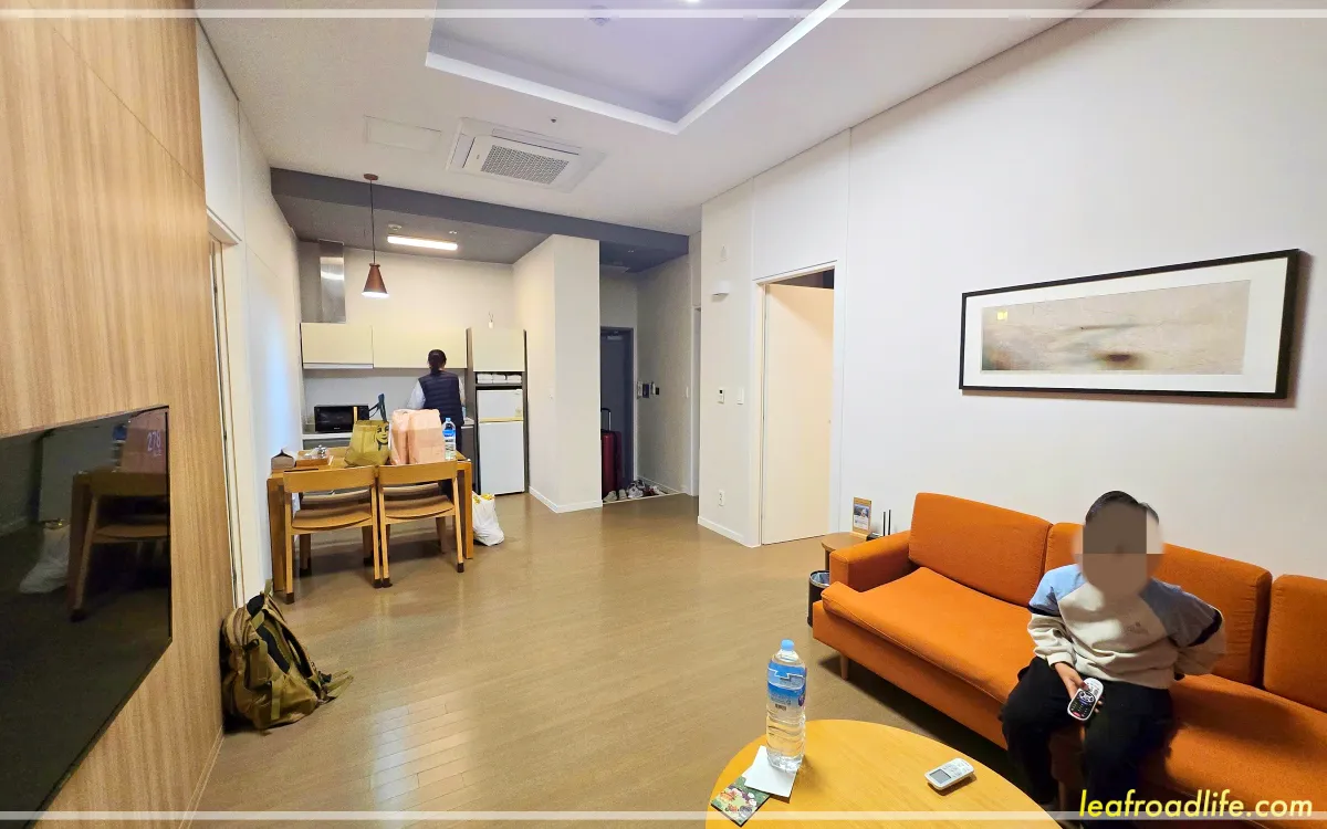 제주-휘닉스-아일랜드-A동-로얄-온돌방-거실-부엌