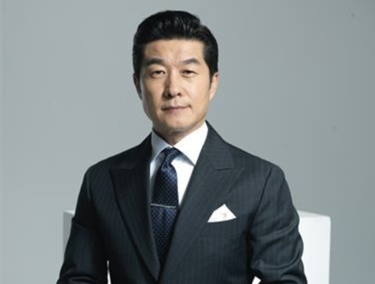 김상중 수트
