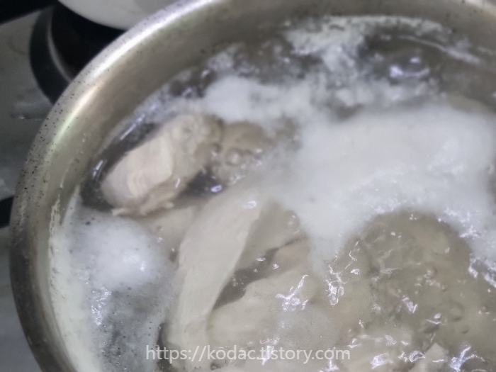 alt"닭가슴살 삶는 사진"