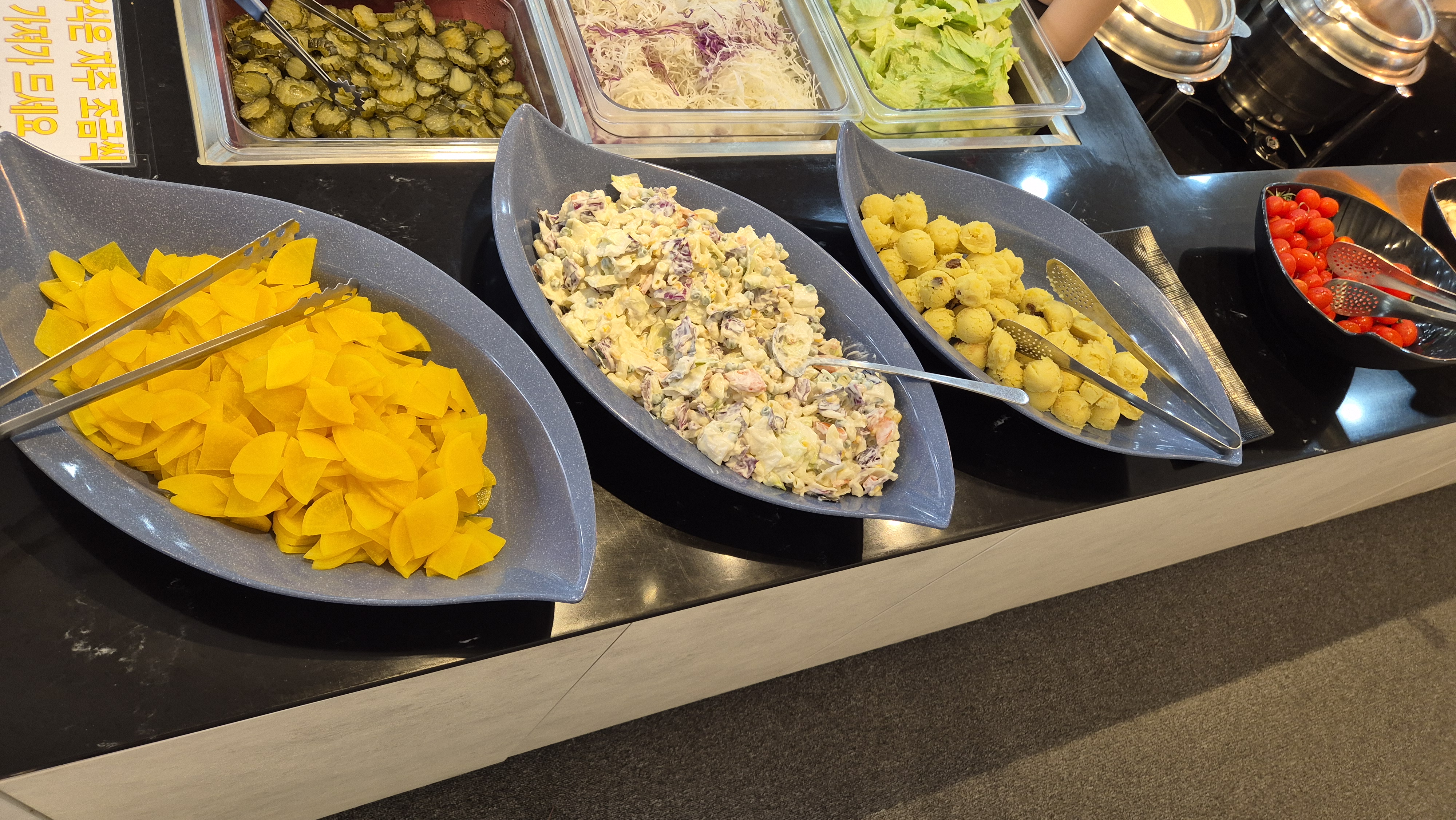 돈까스 접시에 올라가는 단무지, 마카로니샐러드, 고구마무스