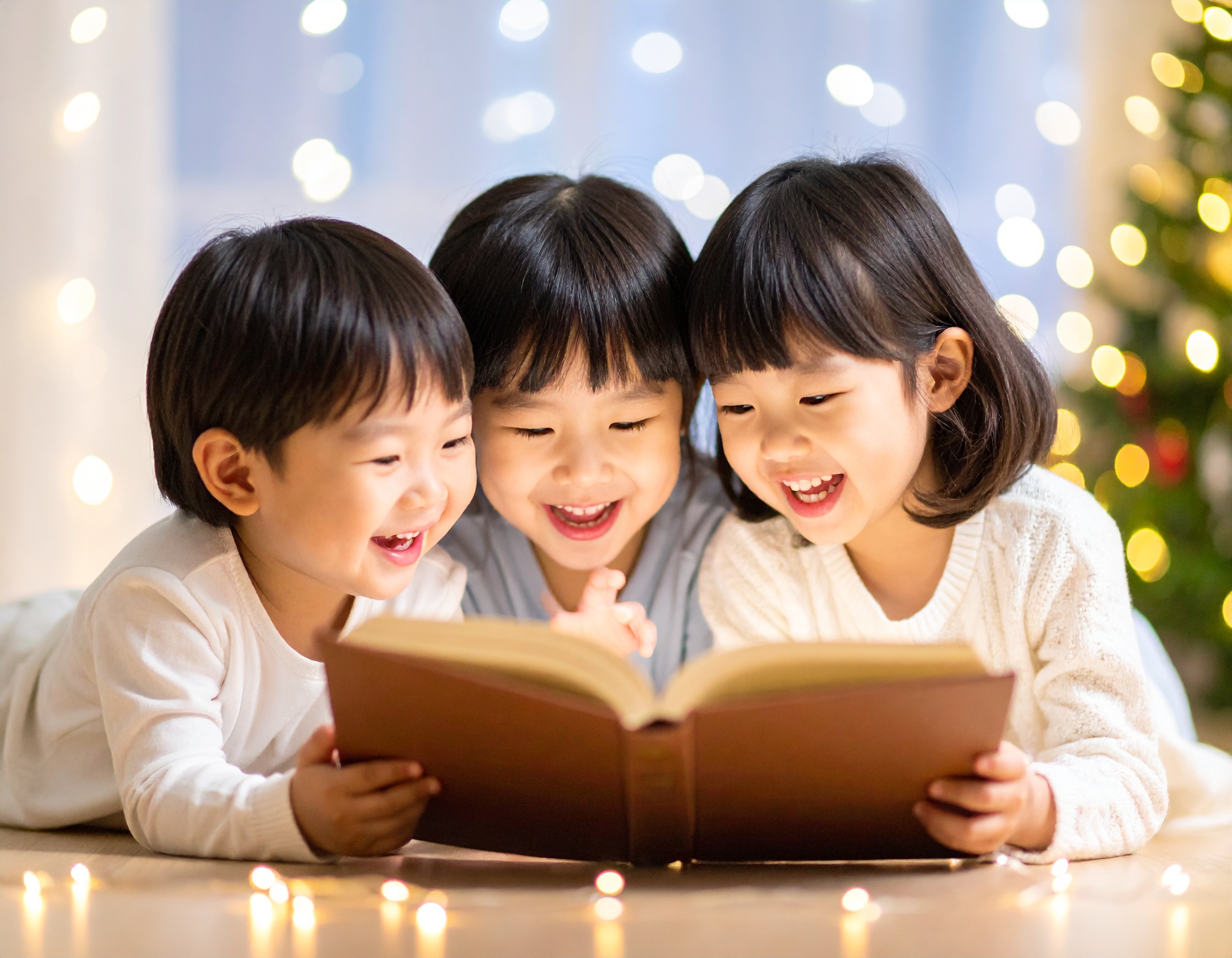 유아학비 지원&amp;#44; 같이 책을 읽는 유아들
