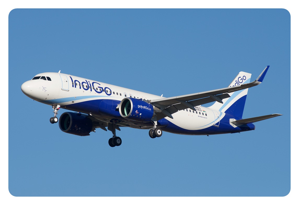인디고항공의 소형 비행기 A320NEO이 비행하고 있는 모습을 찍은 사진
