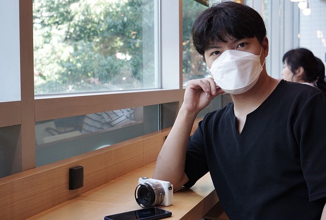 미세먼지가 많은 지역에서 KF94 마스크를 쓰고 있는 모습