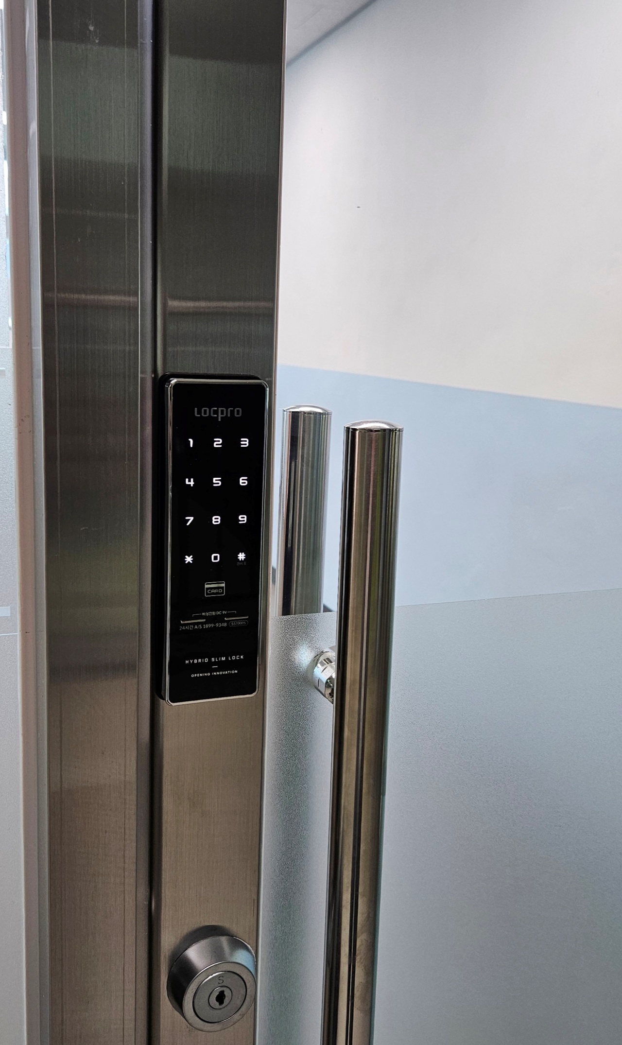 학교 교사실 손 끼임 방지 세이프 도어 샤시문 도어락 디지털 전자 번호키 설치