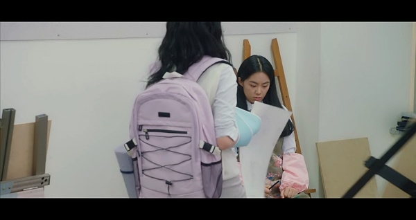 이랑의-이젤을-발로-차는-최은서