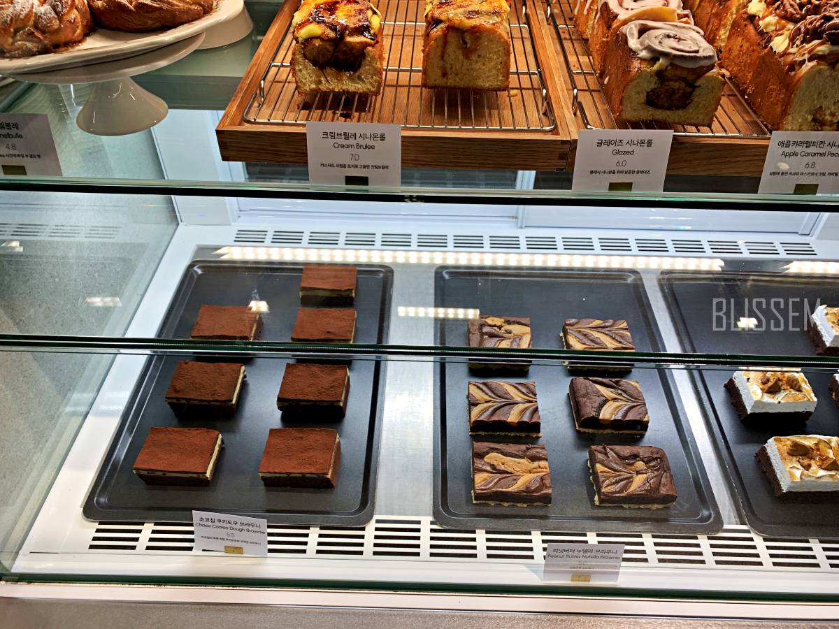 용산카페-삼각지카페-정원카페-예쁜카페-카페추천-피요르드-용리단길카페-정원-후식-시나몬롤-브라우니