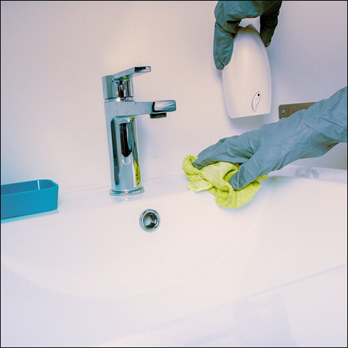 욕실을 청소하고 있는 손