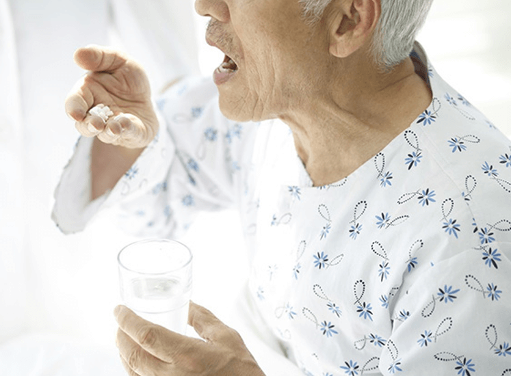 물과-함께-관절-영양제-먹는-노화된-고령자