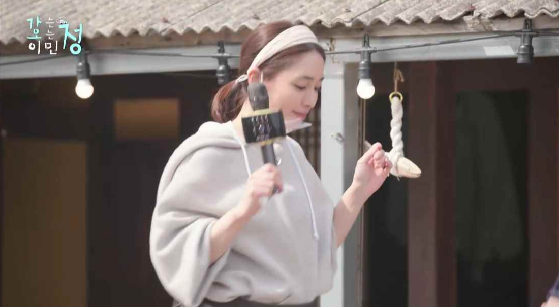 이민정이 마이크를 들고 춤추는 스틸컷