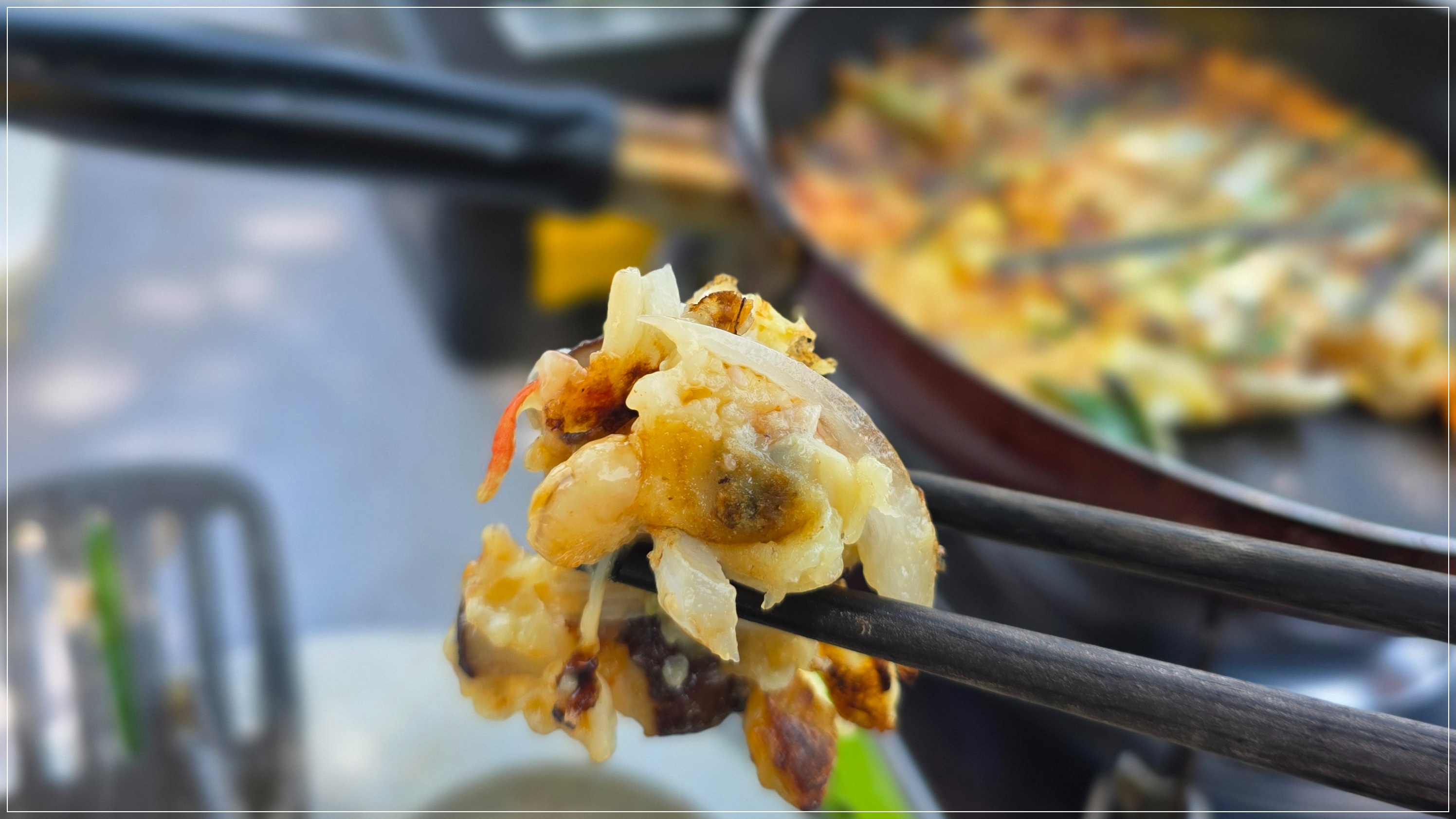 노릇하게 부쳐진 파전과 장마철의 위로