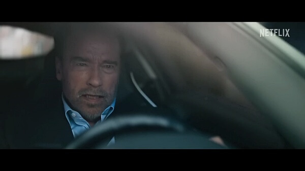 차를-몰고-있는-아놀드