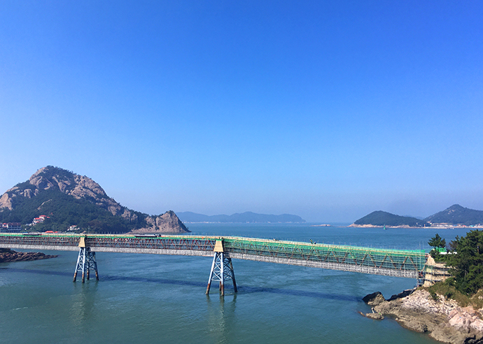 장자도-바다풍경-위-다리-공사중